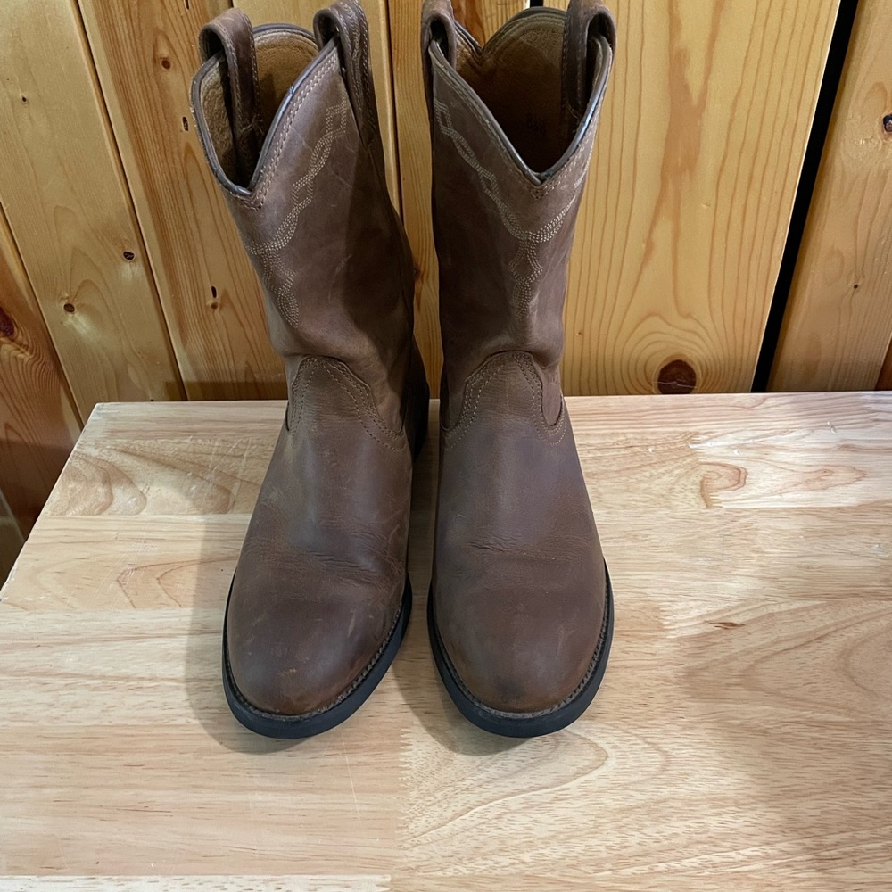 Women’s Ariete boots, size 8 1/2 b